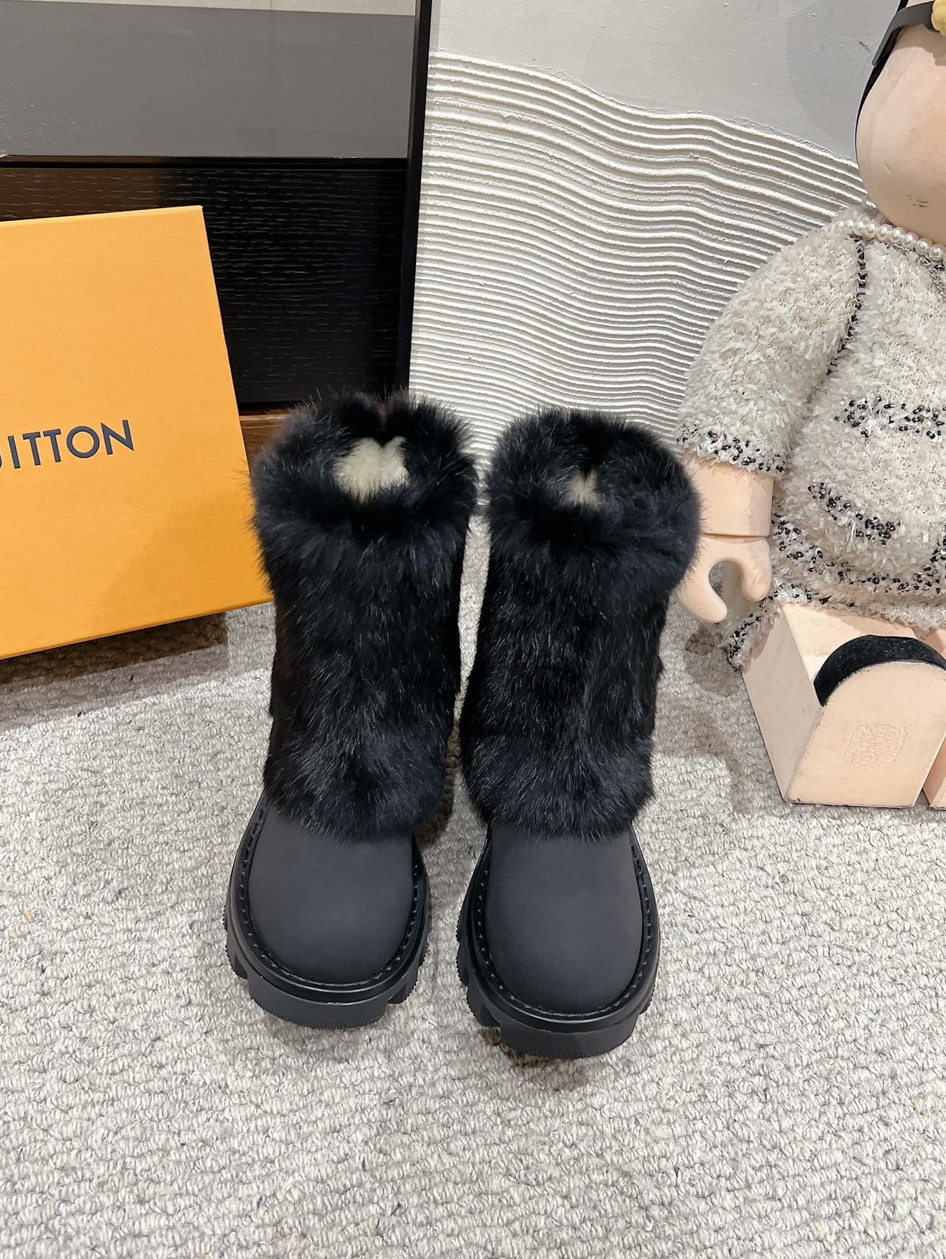 ANKLE BOOTS IN BLACK CALFSKIN WITH MINK FUR