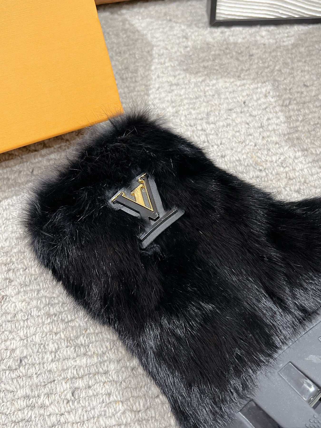 ANKLE BOOTS IN BLACK CALFSKIN WITH MINK FUR