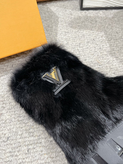 ANKLE BOOTS IN BLACK CALFSKIN WITH MINK FUR