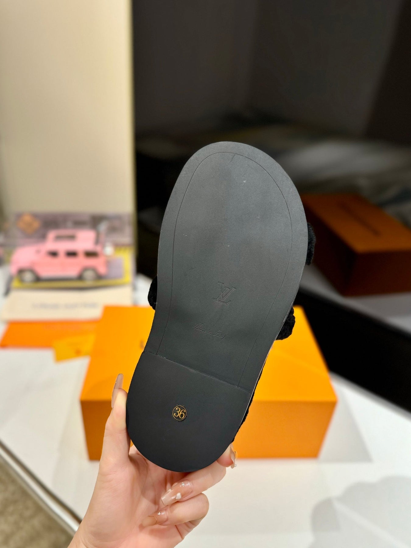 FURRY SLIPPER IN BLACK SHEARLING