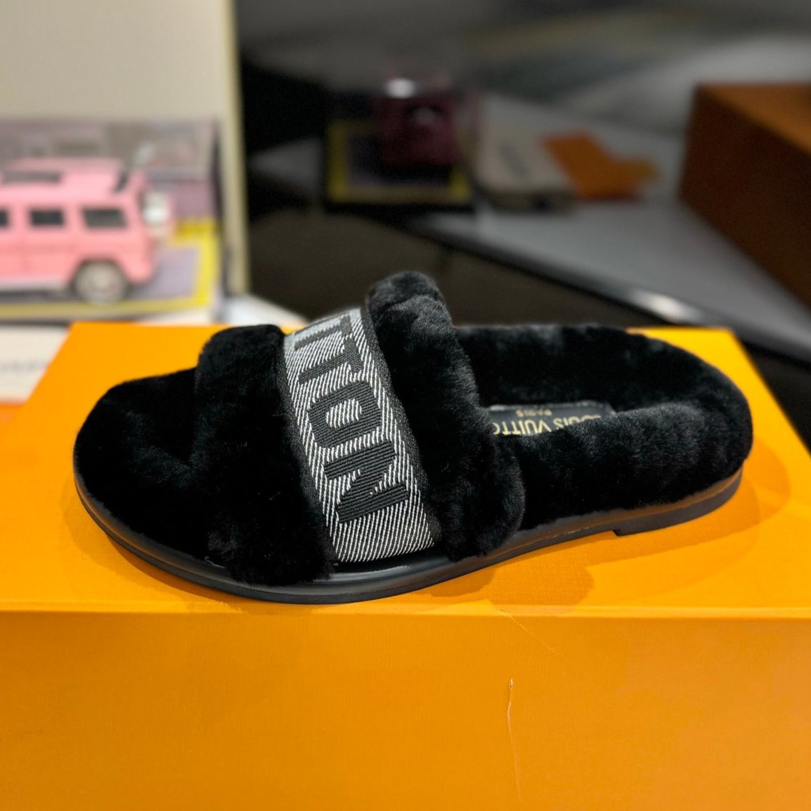 FURRY SLIPPER IN BLACK SHEARLING