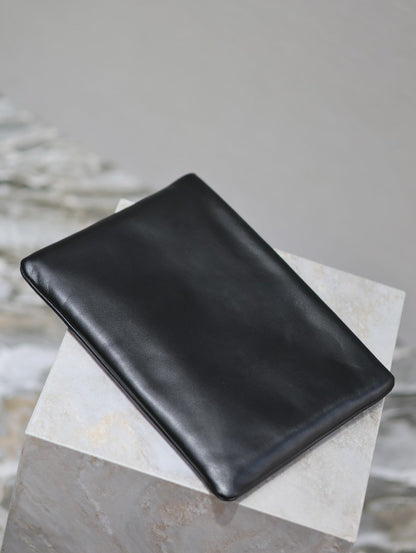 POUCH 30 IN BLACK CALFSKIN WITH EMBOSSED LOGO