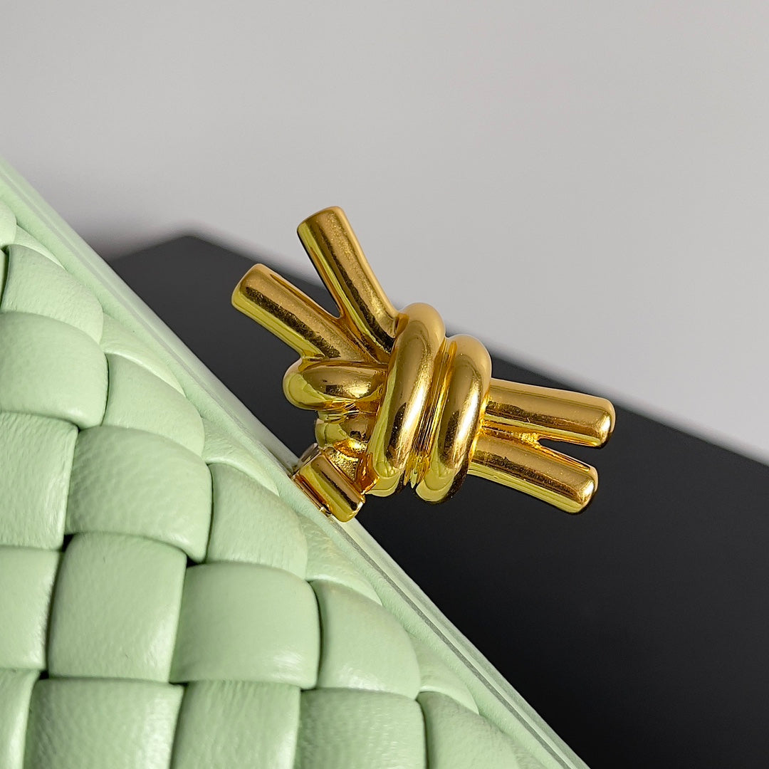 KNOT CHAIN CLUTCH 20.5 IN LIGHT GREEN LAMBSKIN