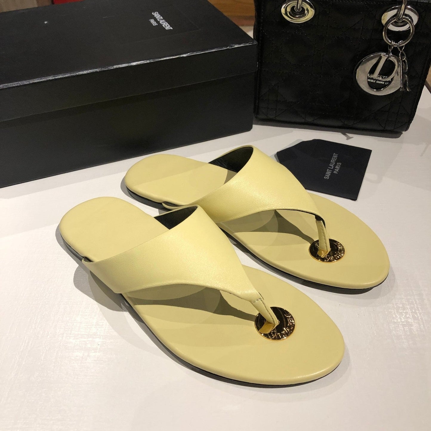 FLAT THONG IN LIGHT YELLOW CALFSKIN