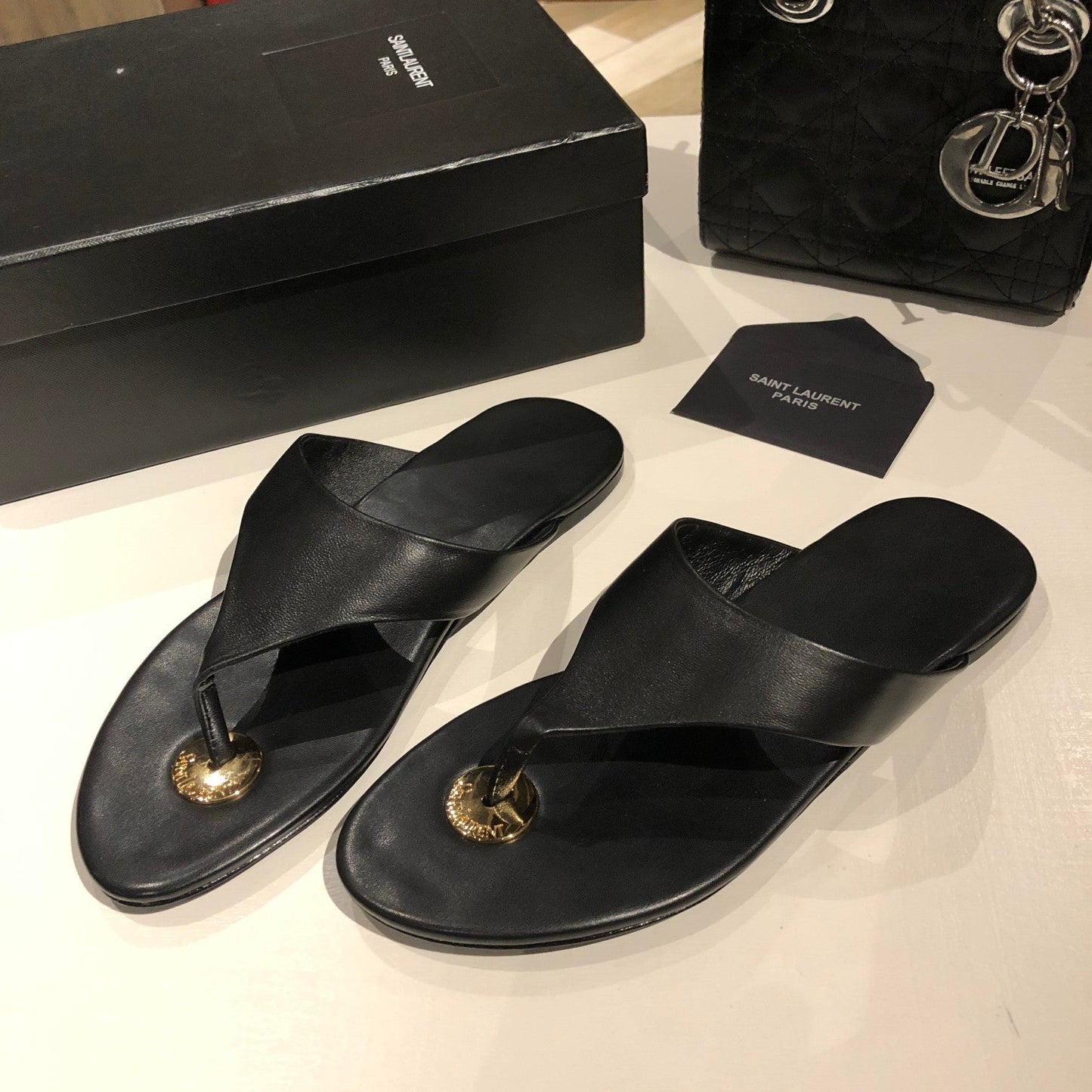 FLAT THONG IN BLACK CALFSKIN