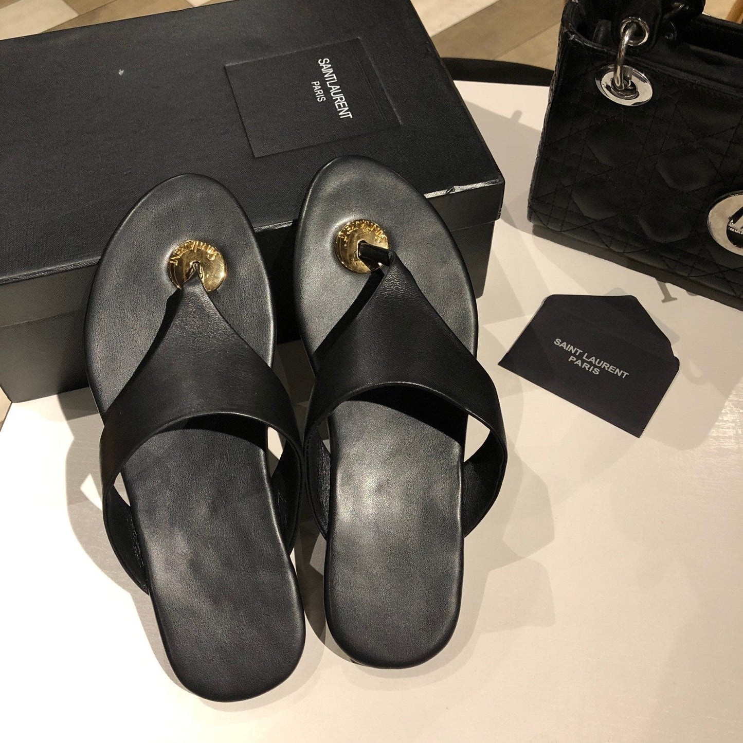 FLAT THONG IN BLACK CALFSKIN