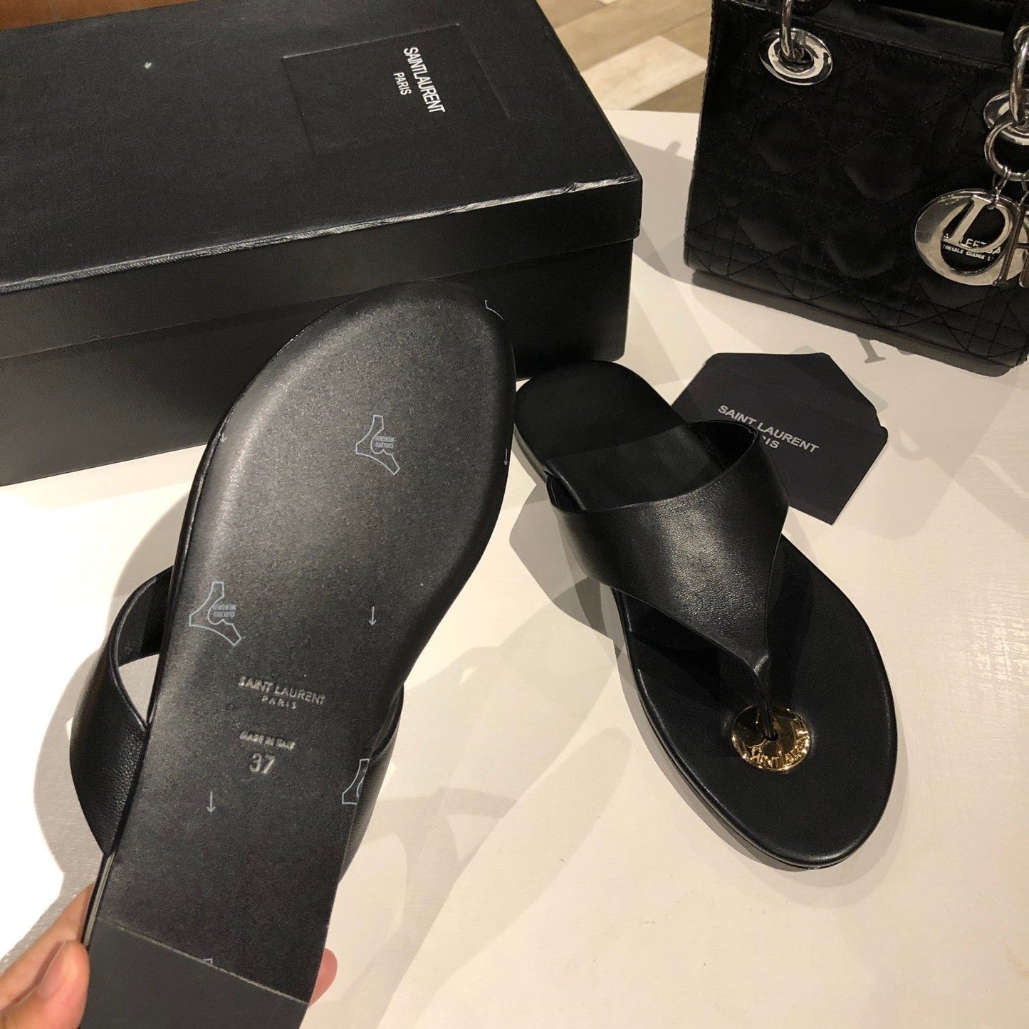 FLAT THONG IN BLACK CALFSKIN