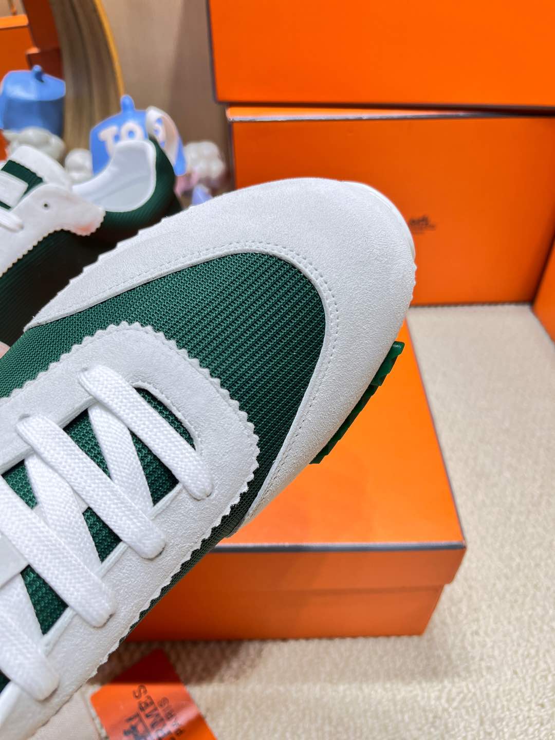 BOUNCING SNEAKER IN PALE GRAY SUEDE AND GREEN FOREST KNIT