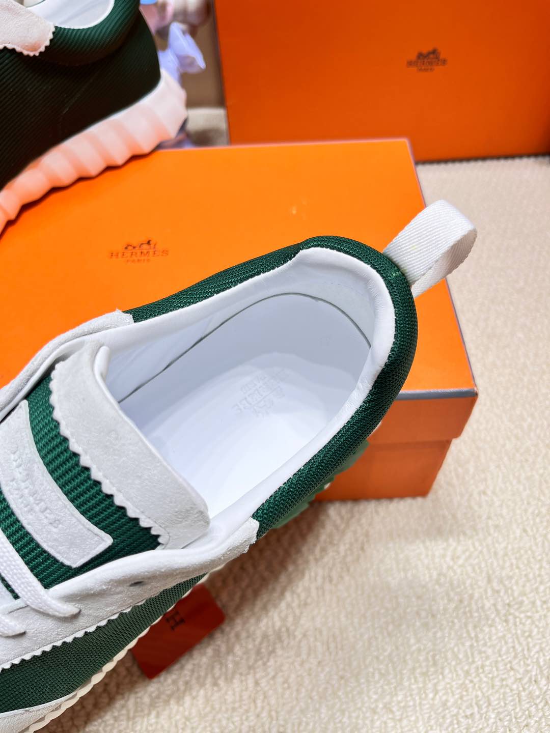 BOUNCING SNEAKER IN PALE GRAY SUEDE AND GREEN FOREST KNIT