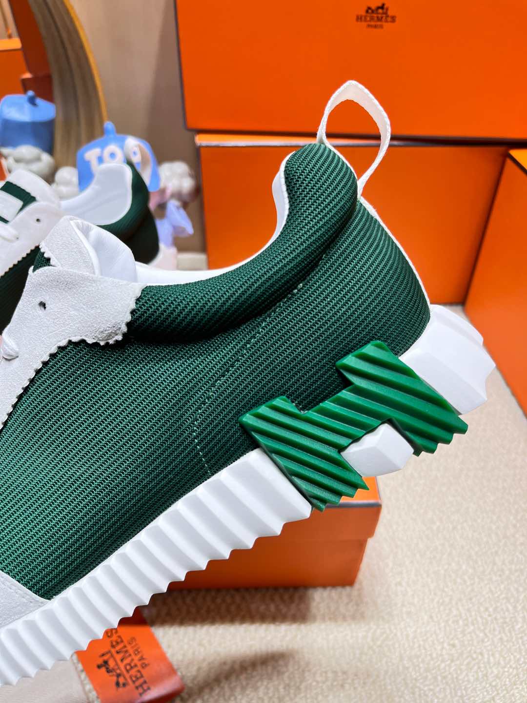 BOUNCING SNEAKER IN PALE GRAY SUEDE AND GREEN FOREST KNIT