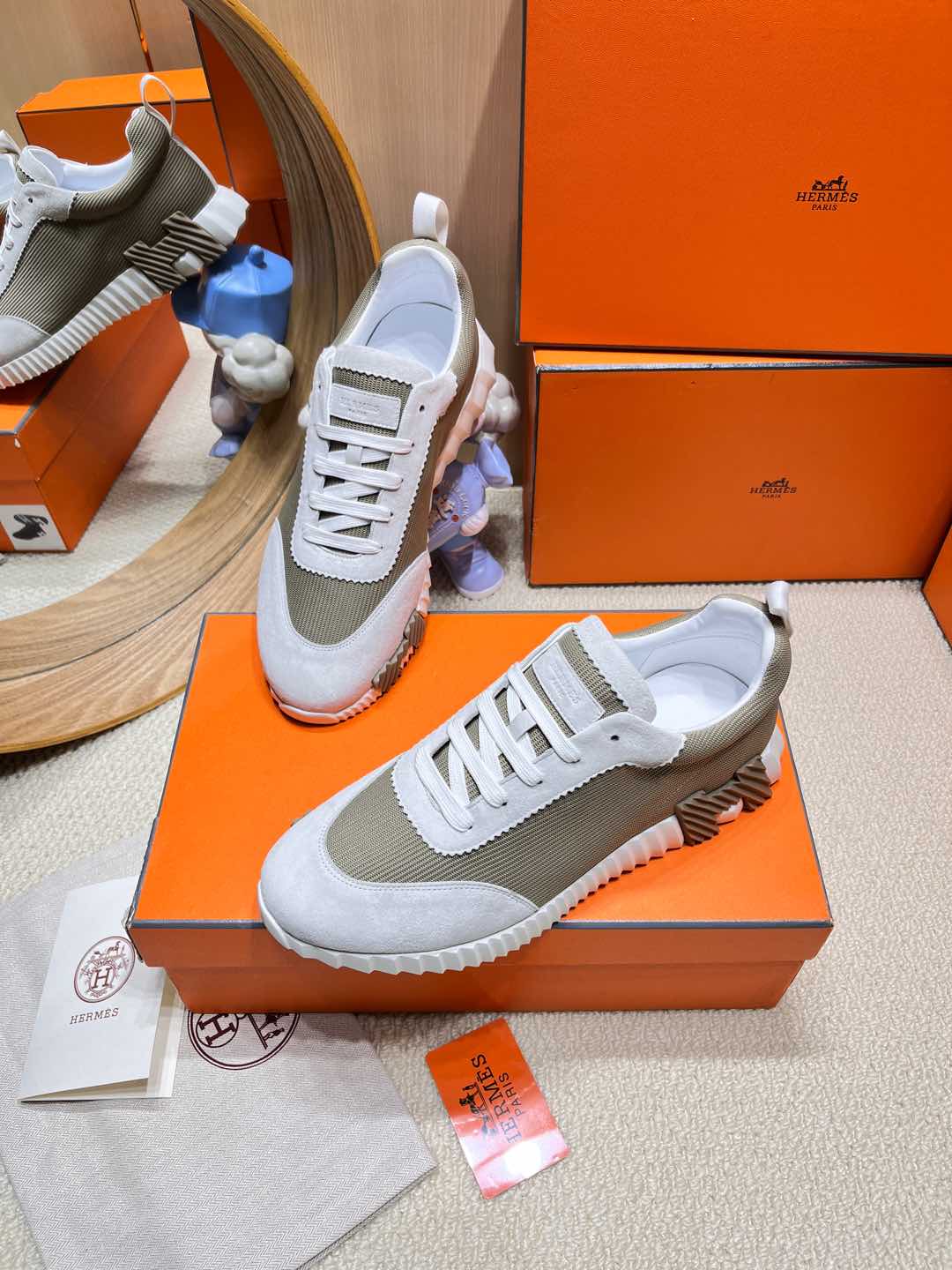 BOUNCING SNEAKER IN PALE GRAY SUEDE AND WOOD BROWN KNIT