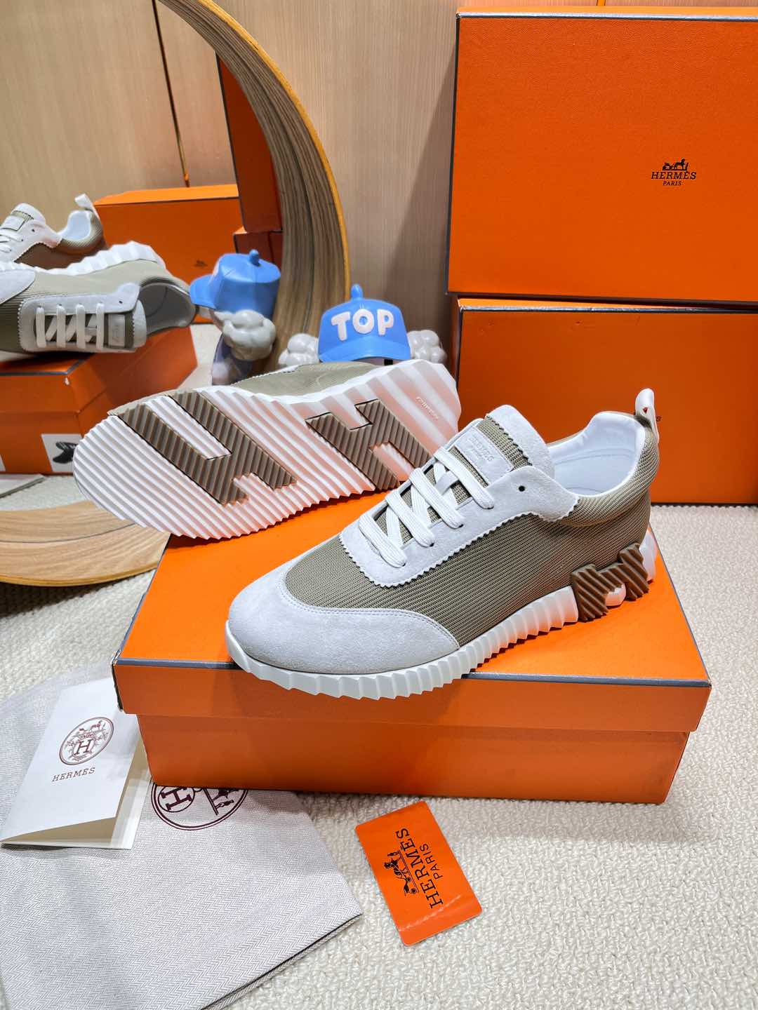 BOUNCING SNEAKER IN PALE GRAY SUEDE AND WOOD BROWN KNIT