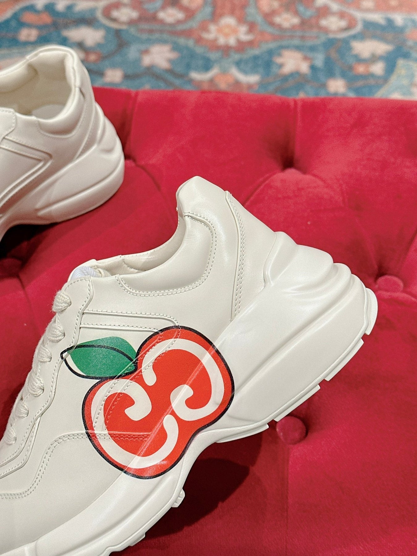 GG RHYTON TRAINER WHITE CALFSKIN WITH APPLE MOTIF