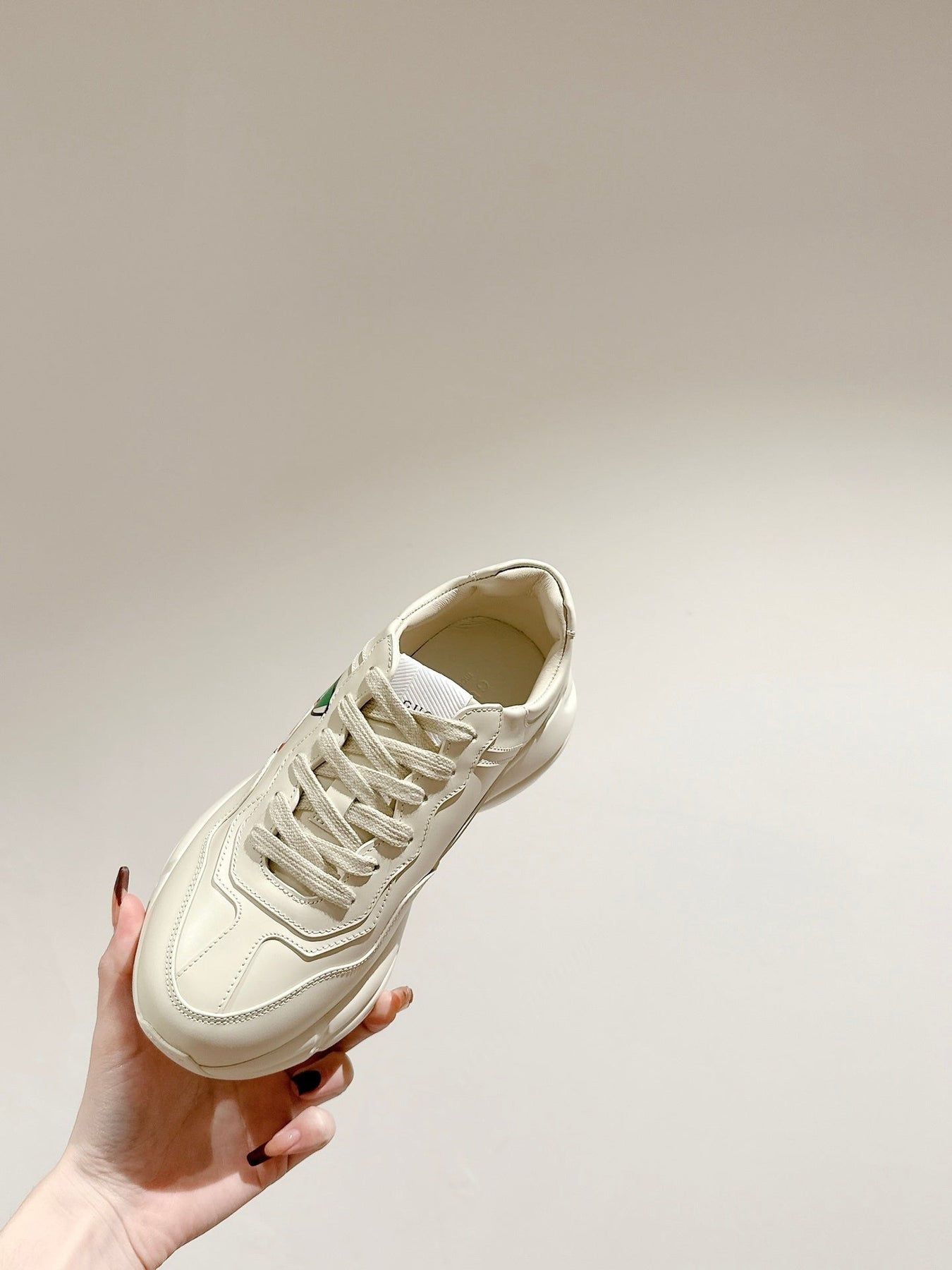 GG RHYTON TRAINER WHITE CALFSKIN WITH APPLE MOTIF