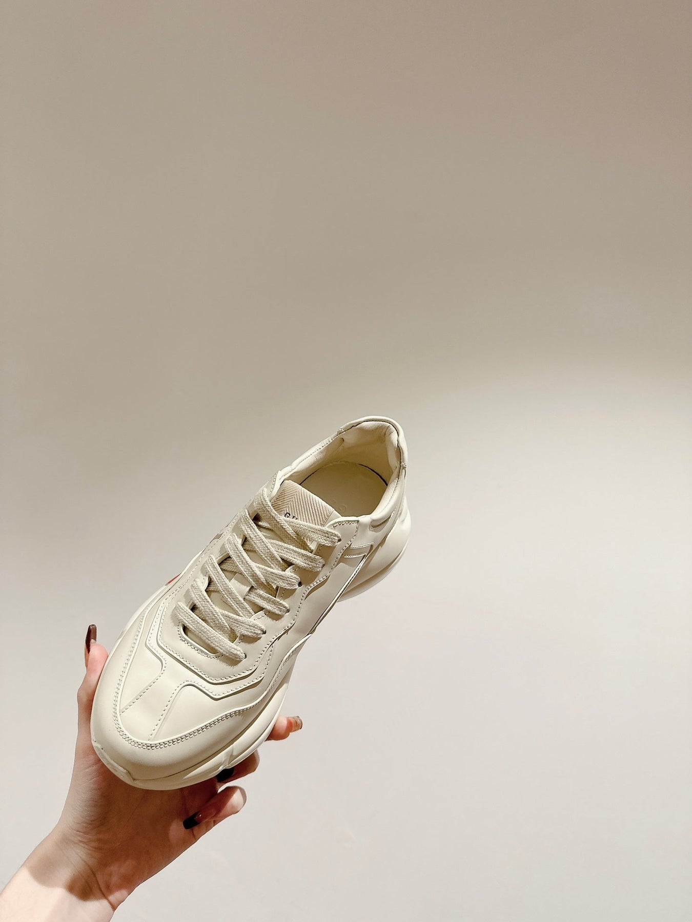 GG RHYTON LOGO TRAINER WHITE CALFSKIN WITH TIGER MOTIF