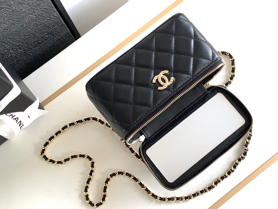 CC 17 CLUTCH WITH STRAP IN BLACK CALFSKIN