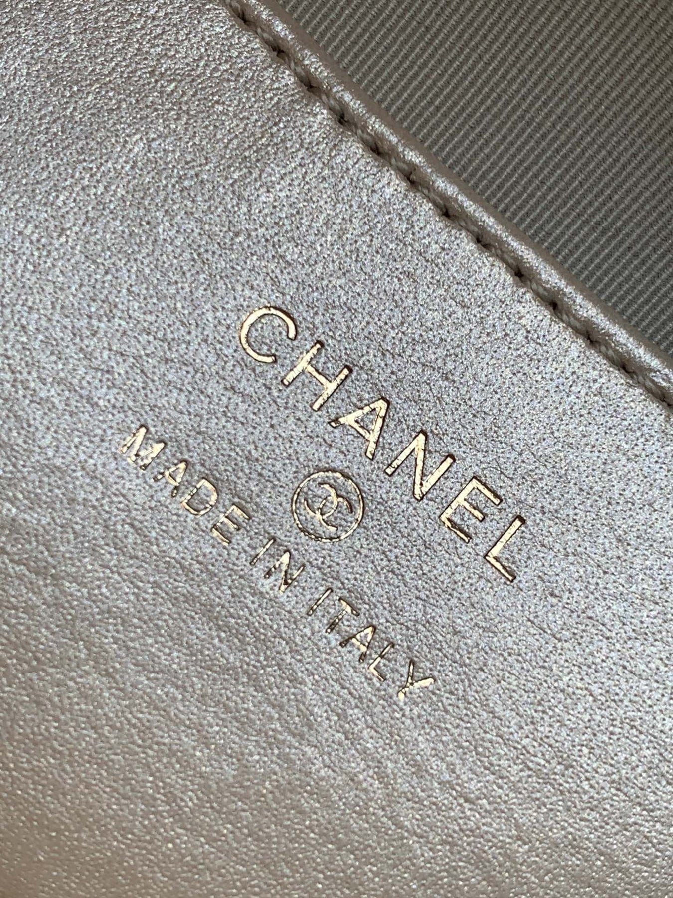 CC 16 MINI POUCH IN DARK RED WINE GRAINED CALFSKIN AND GOLD METAL