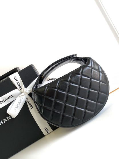 CC 16 MINI POUCH IN BLACK GRAINED CALFSKIN AND GOLD METAL