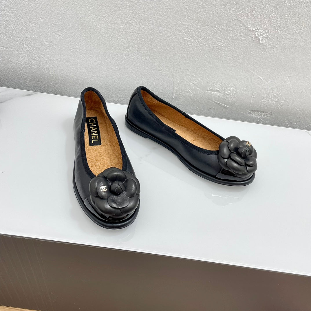 BALLET FLAT ROUND TOE IN BLACK SHEEPSKIN WITH FLOWER