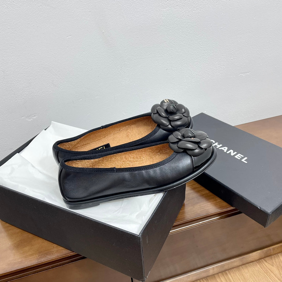 BALLET FLAT ROUND TOE IN BLACK SHEEPSKIN WITH FLOWER
