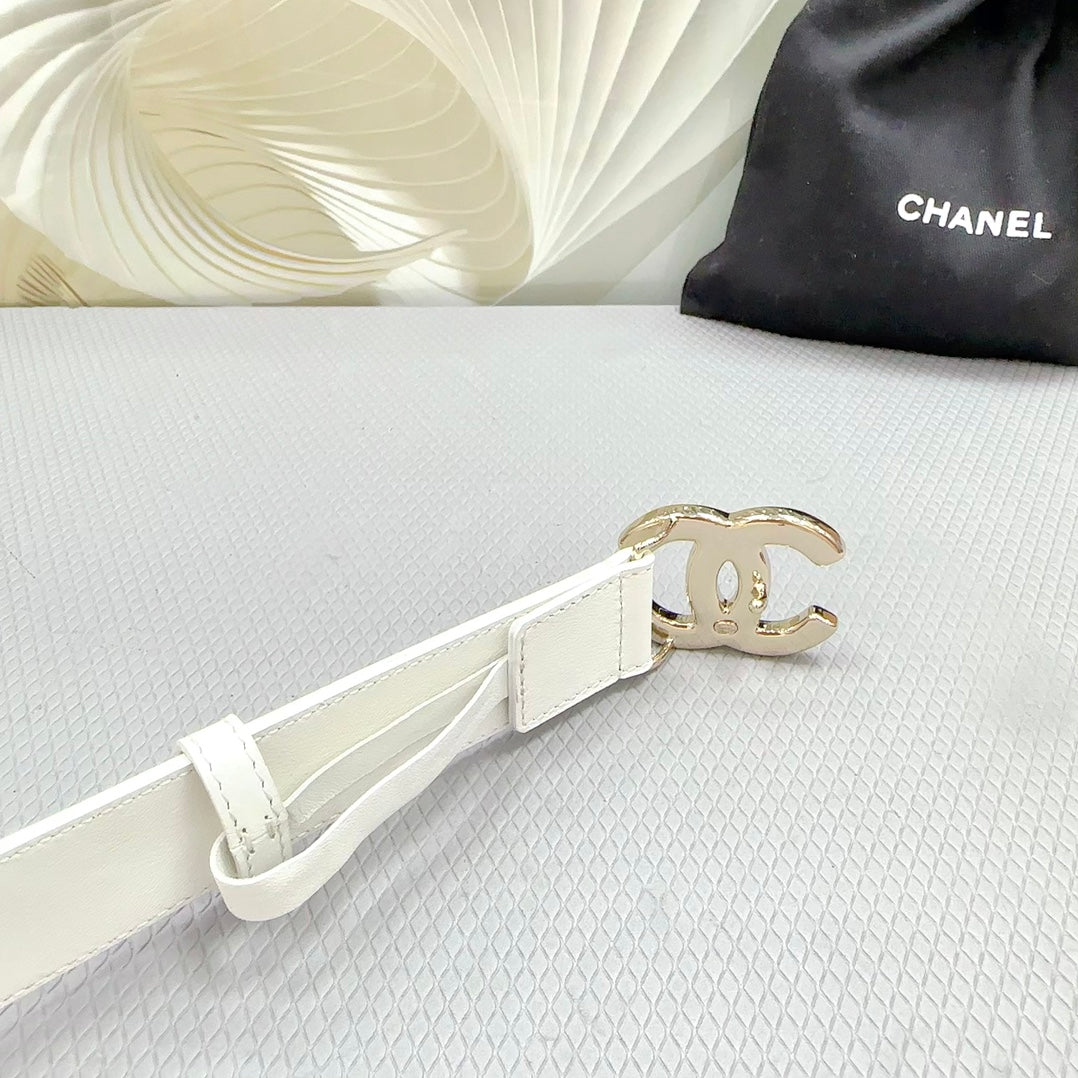 CC BELT 30 MM WHITE CALFSKIN GOLD HARDWARE WITH WHITE MIX BLACK LOGO
