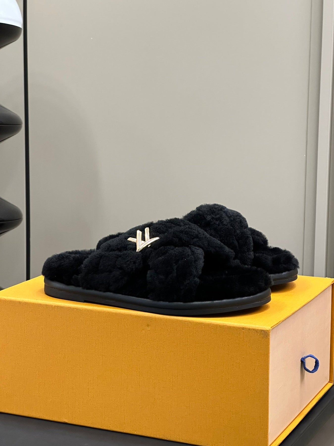 LV WOMEN'S SUNSET COMFORT FLAT MULE IN BLACK FLEECE