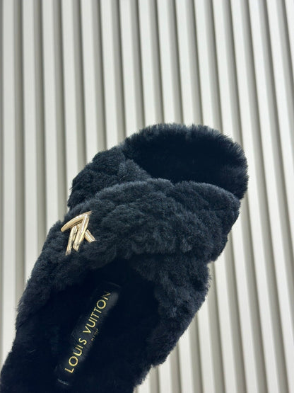 LV WOMEN'S SUNSET COMFORT FLAT MULE IN BLACK FLEECE