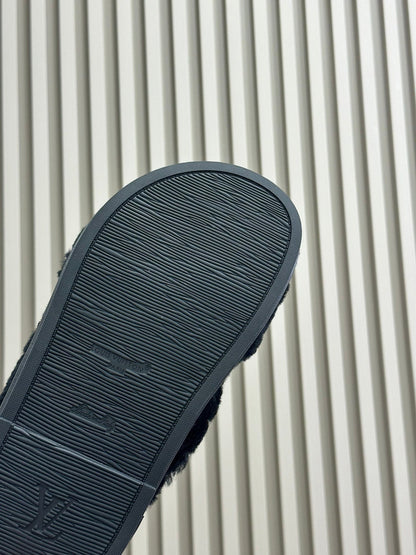 LV WOMEN'S SUNSET COMFORT FLAT MULE IN BLACK FLEECE