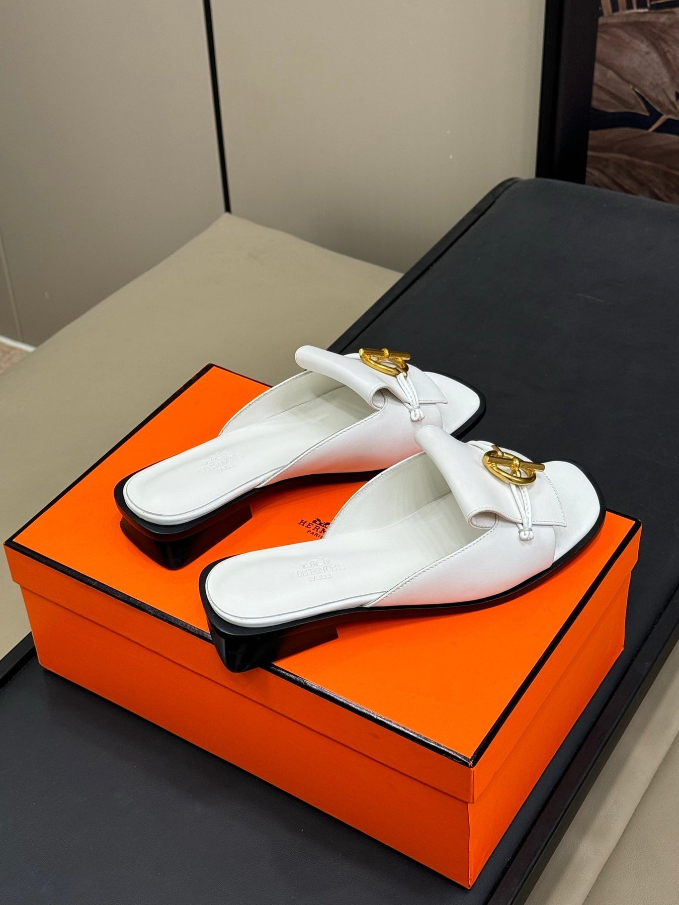 ISLE SANDAL IN WHITE CALFSKIN