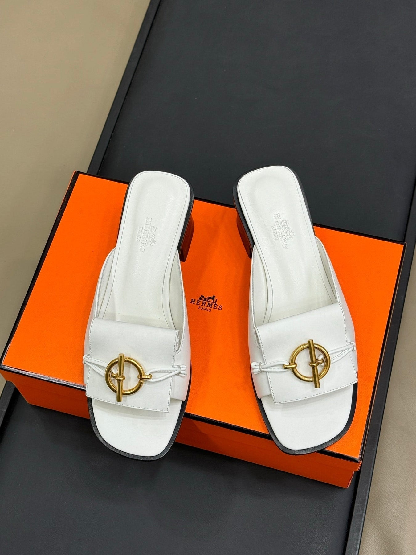 ISLE SANDAL IN WHITE CALFSKIN