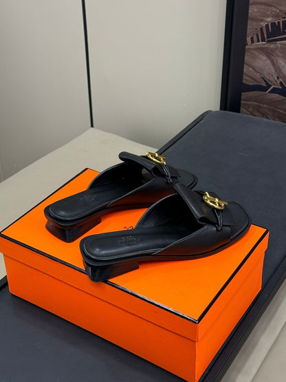 ISLE SANDAL IN BLACK CALFSKIN