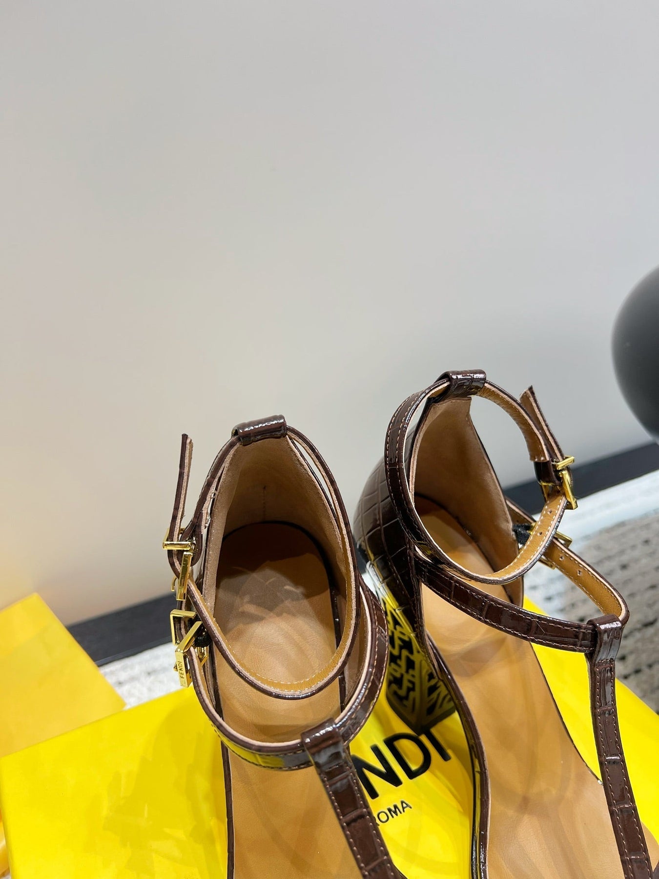 FENDI HIGH-HEELED 10 CM IN CHESTNUT BROWN GLOSSY LAMBSKIN WITH GOLD HARDWARE