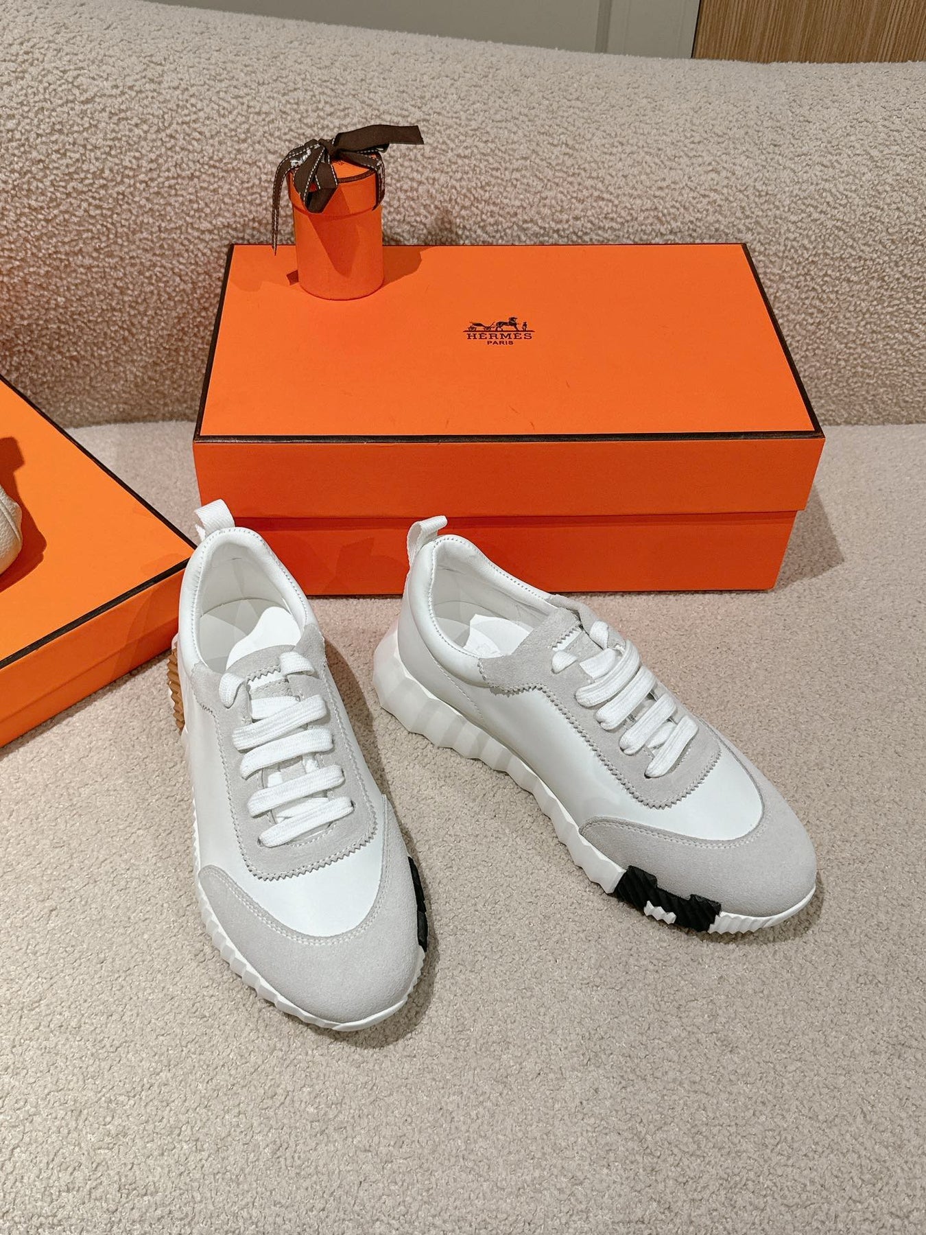 MAINLAND SNEAKER IN PALE GRAY SUEDE AND WHITE CALFSKIN 959308