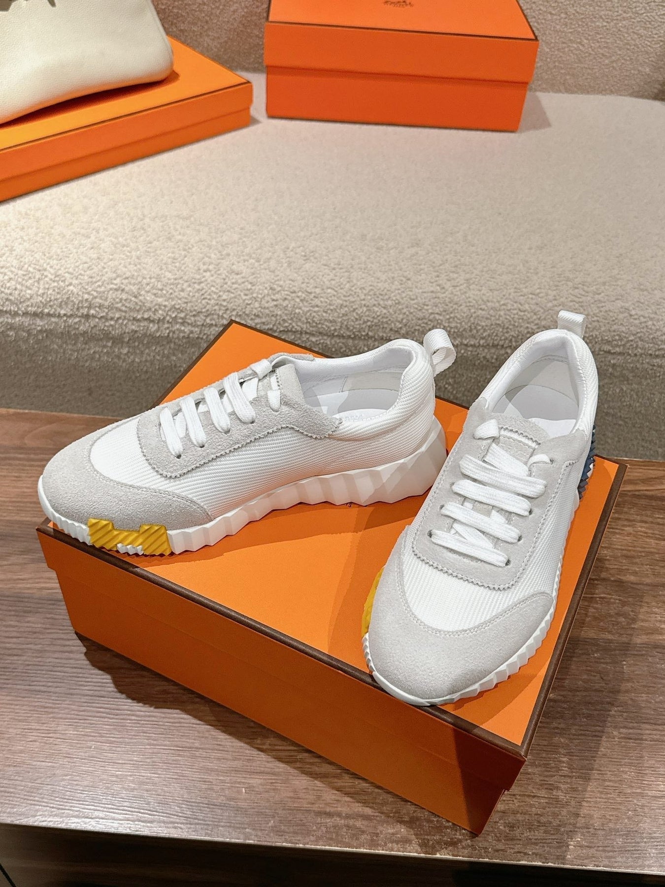 MAINLAND SNEAKER IN PALE GRAY SUEDE AND WHITE BREATHABLE MESH FABRIC 959352