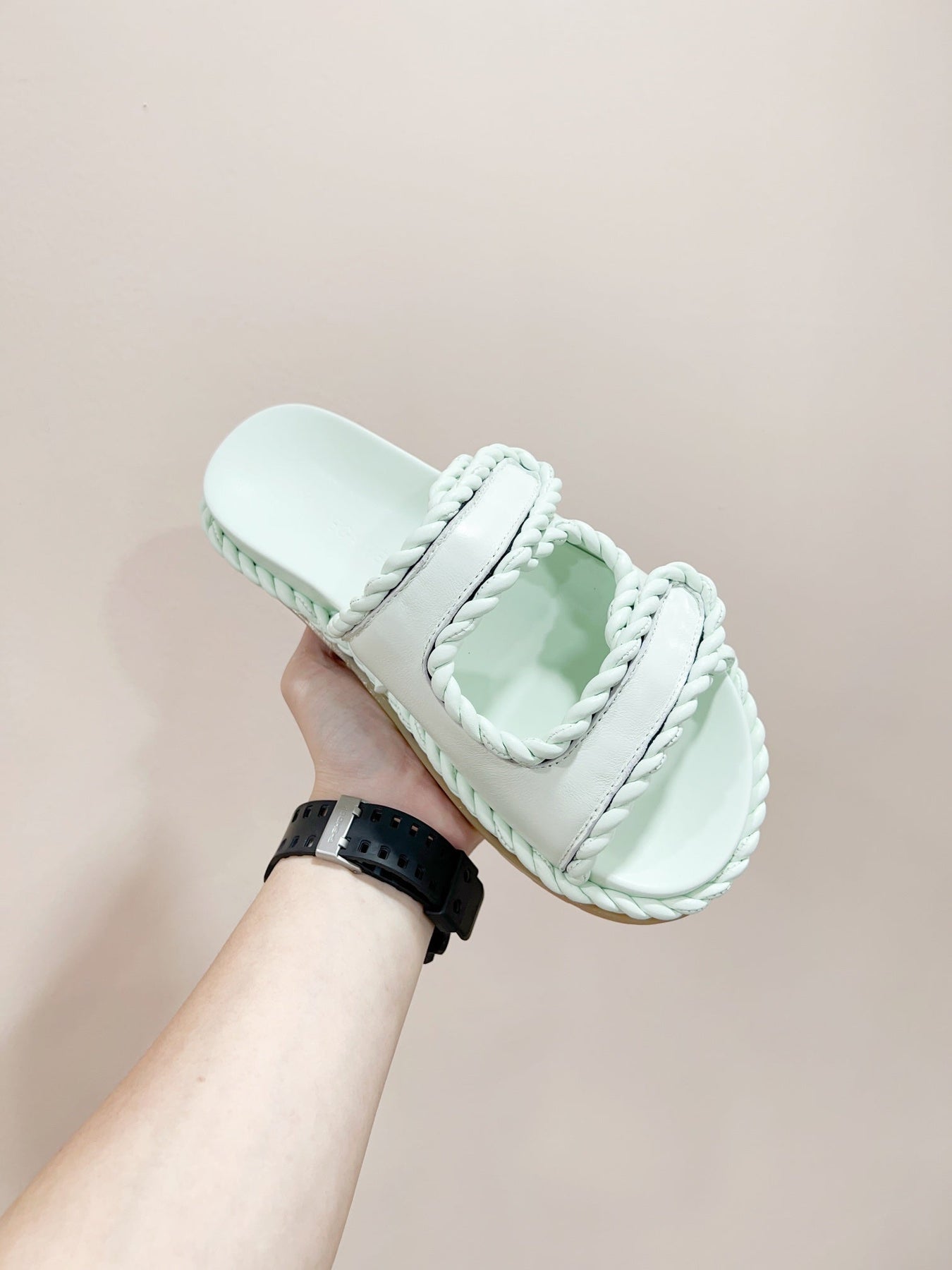 REFINED DAD SANDAL IN PISTACHIO GREEN LAMBSKIN MULE