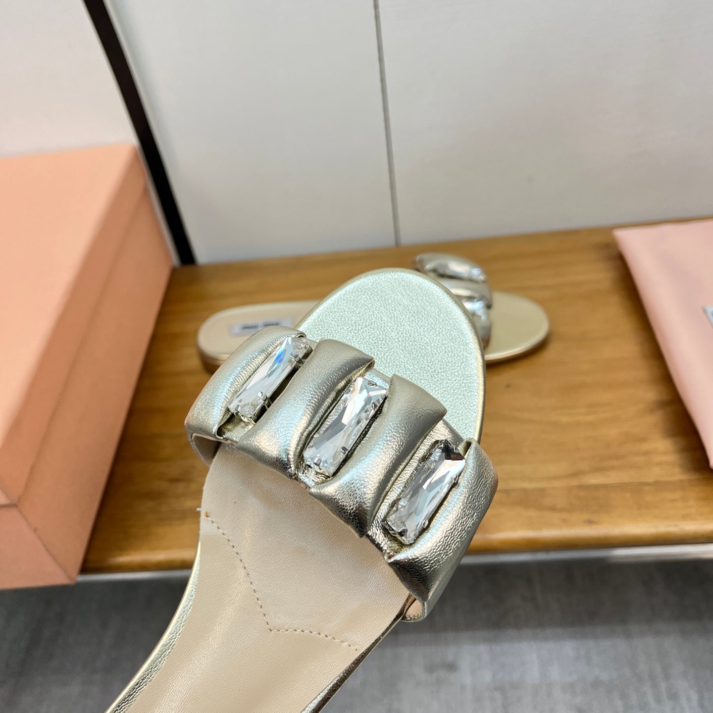 FLAT SLIDE IN LIGHT GOLD CALFSKIN