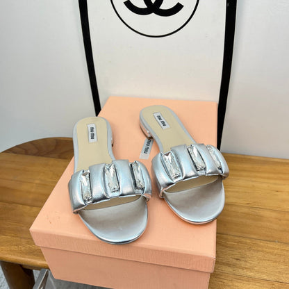 FLAT SLIDE IN SILVER CALFSKIN