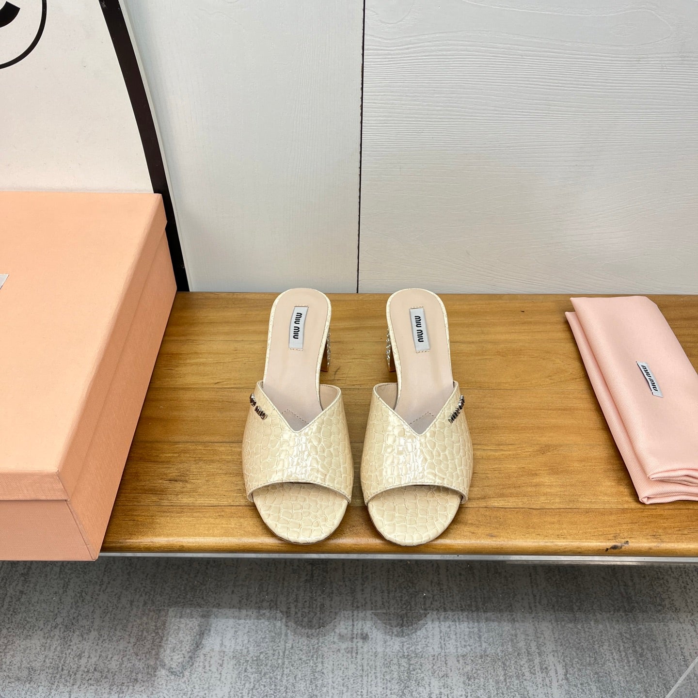 JEWELLED HEEL 55 MULE SANDALS IN PALE YELLOW CALFSKIN