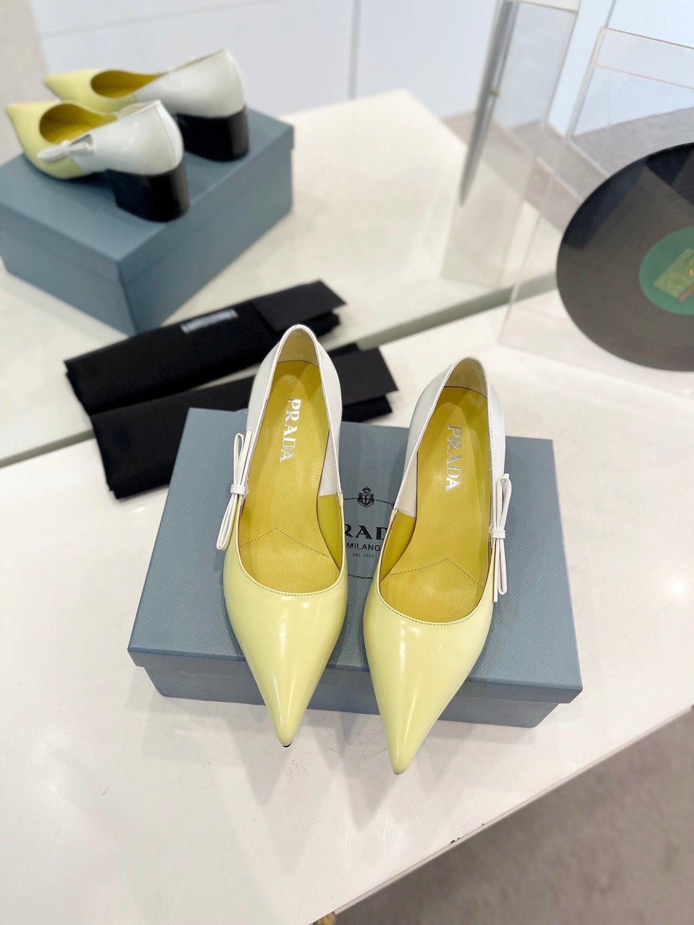 PRA BRUSHED PUMPS WHITE AND LEMON CALFSKIN