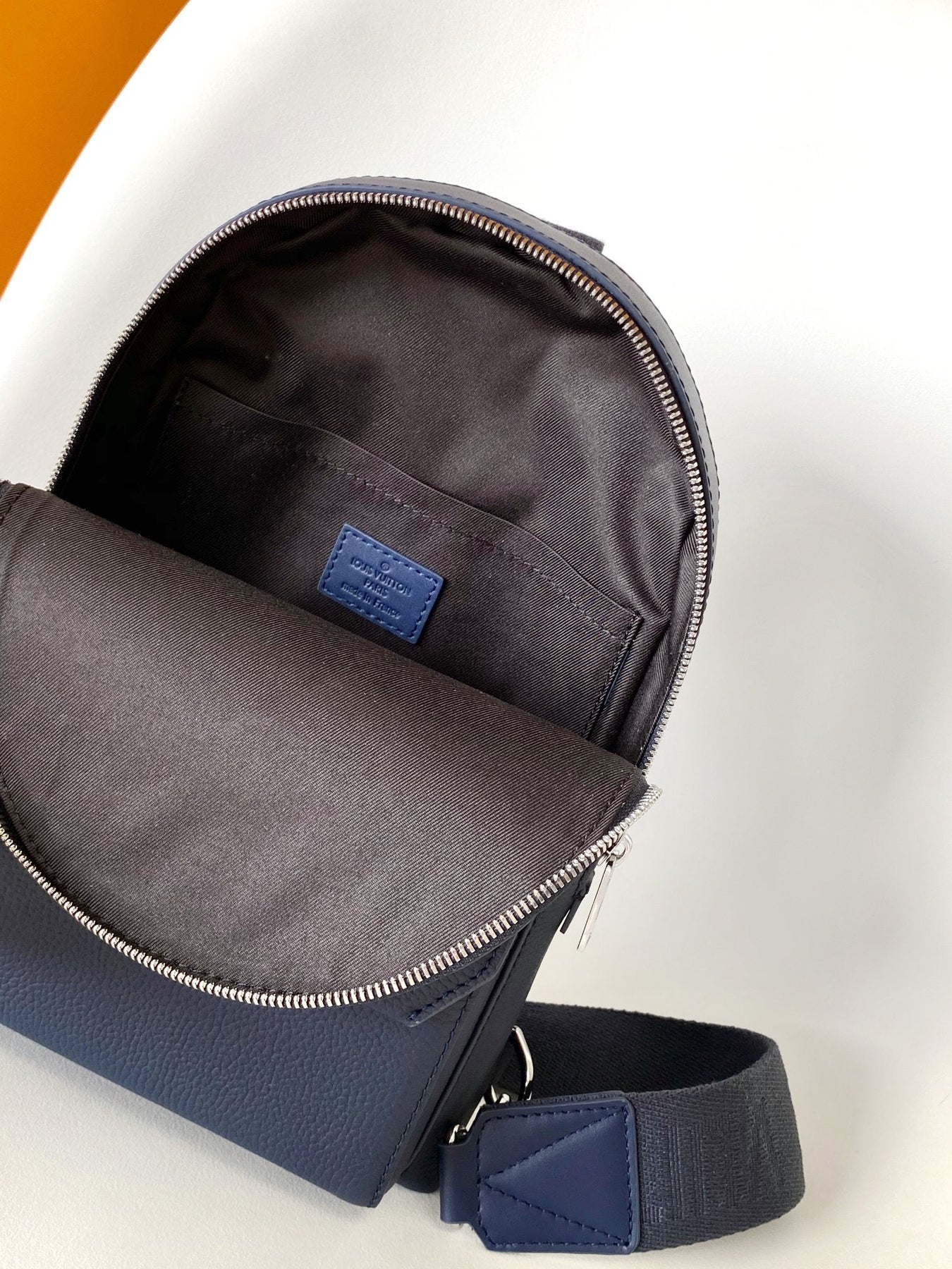 PILOT CROSSBAG 30 IN NAVY BLUE CALFSKIN