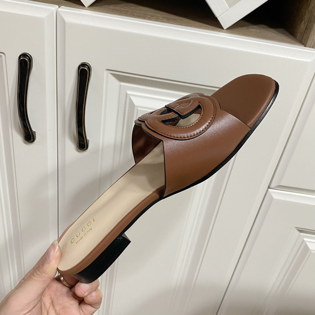 INTERLOCKING G SLIDE SANDAL IN BROWN BEIGE CALFSKIN