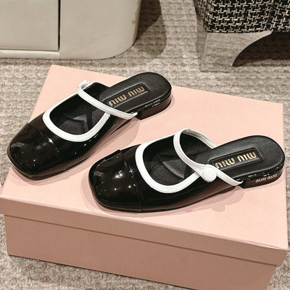 FLAT MULE IN BLACK AND WHITE PATENT CALFSKIN