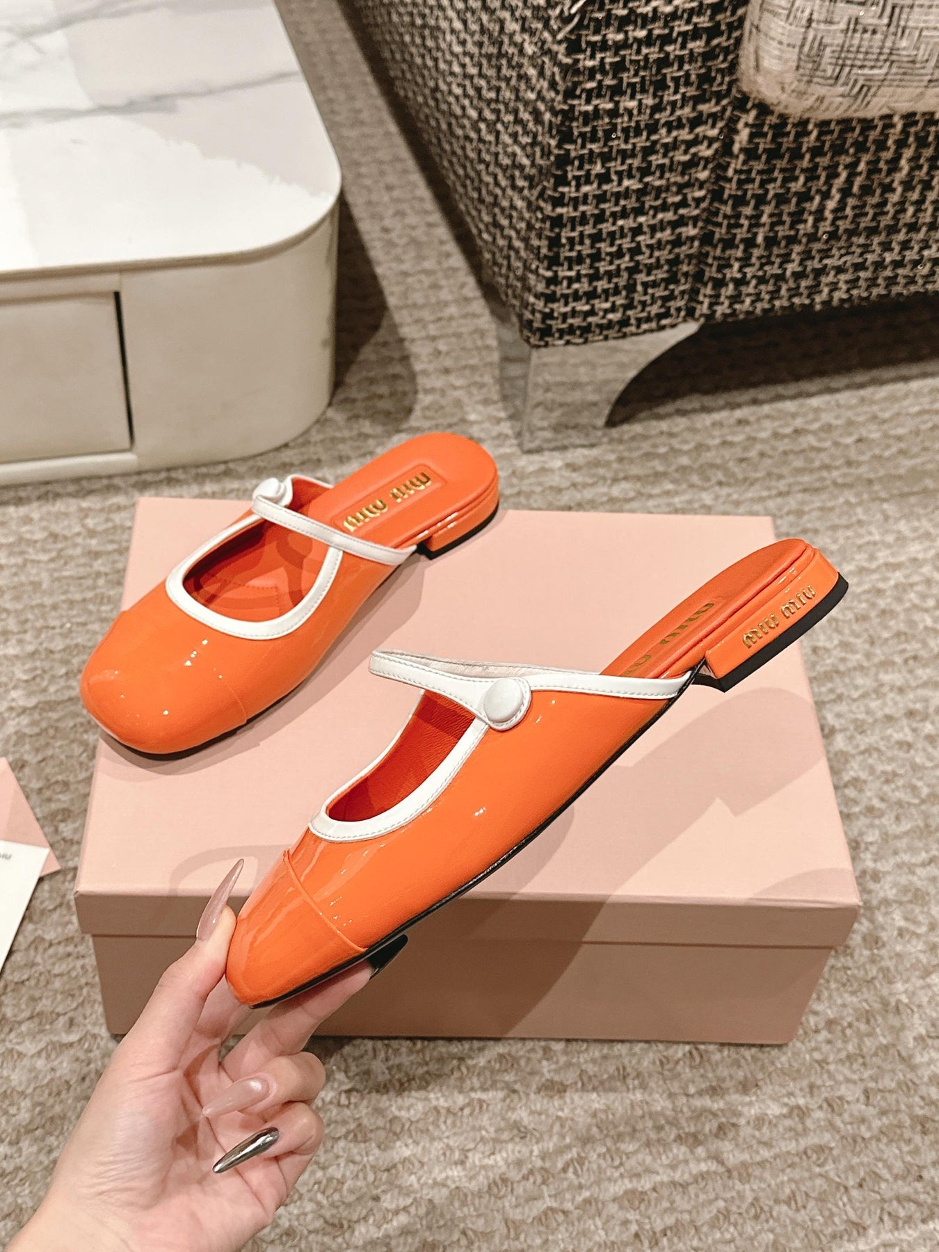 FLAT MULE IN VIVID ORANGE PATENT CALFSKIN