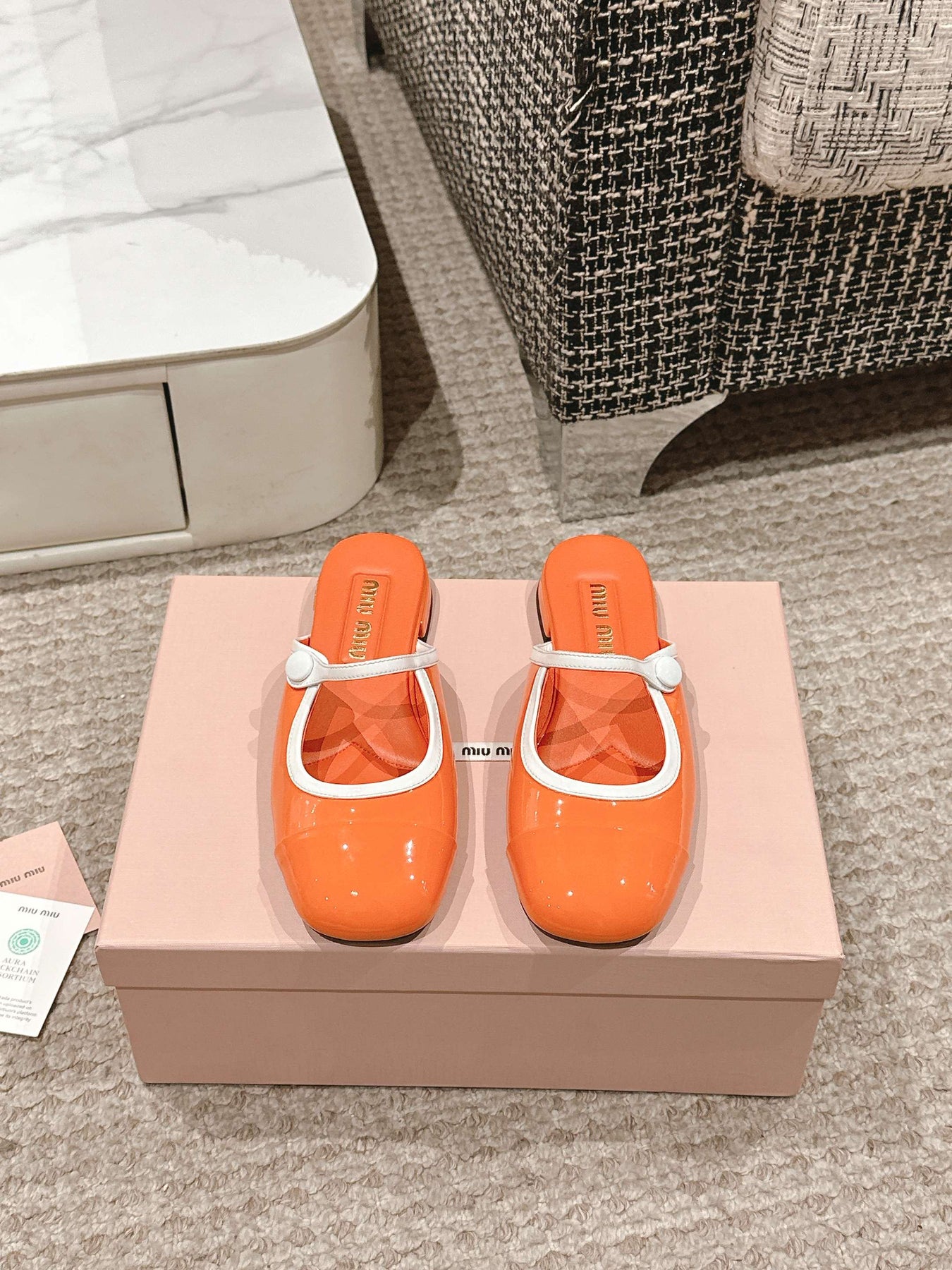 FLAT MULE IN VIVID ORANGE PATENT CALFSKIN