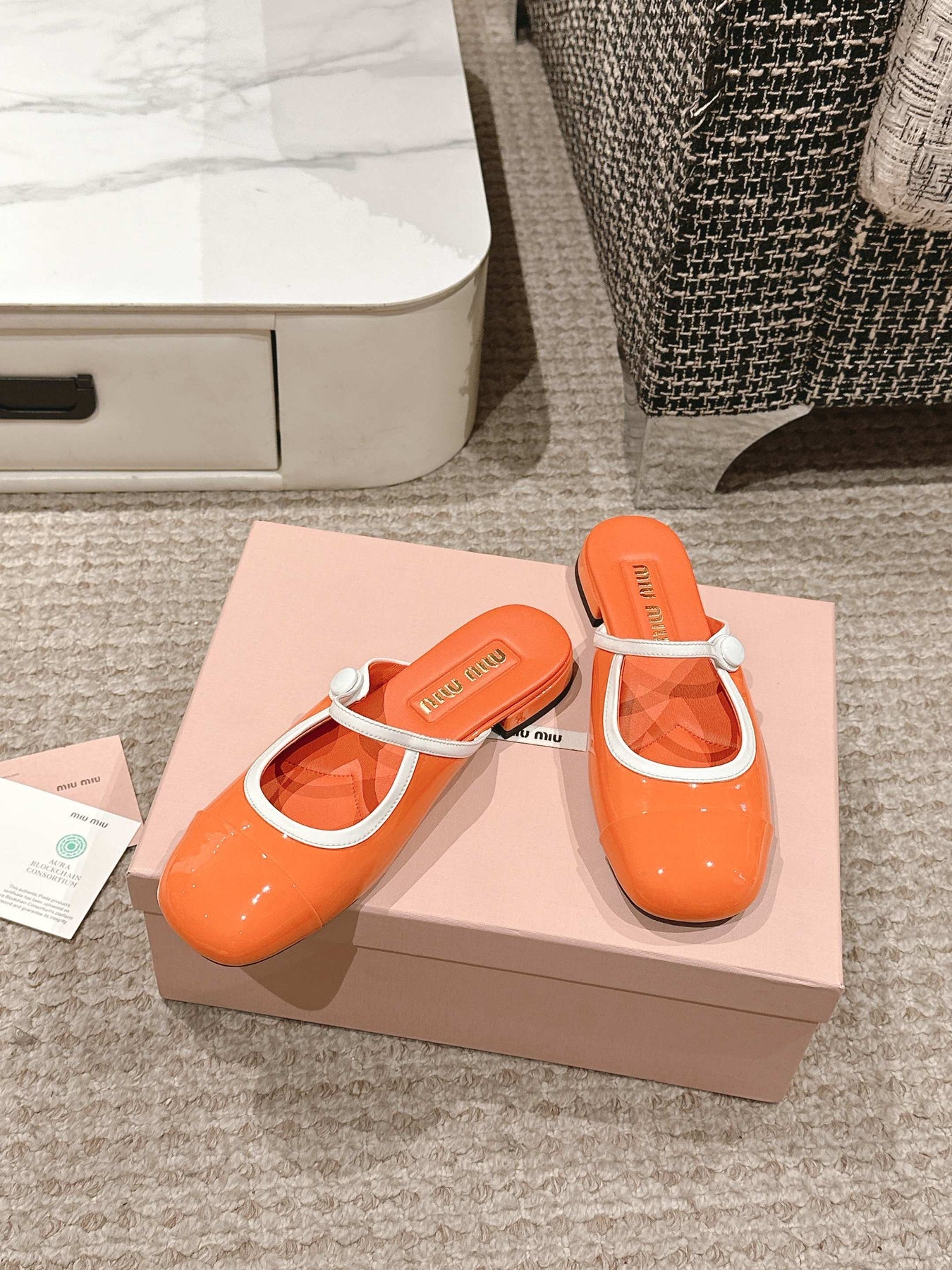 FLAT MULE IN VIVID ORANGE PATENT CALFSKIN
