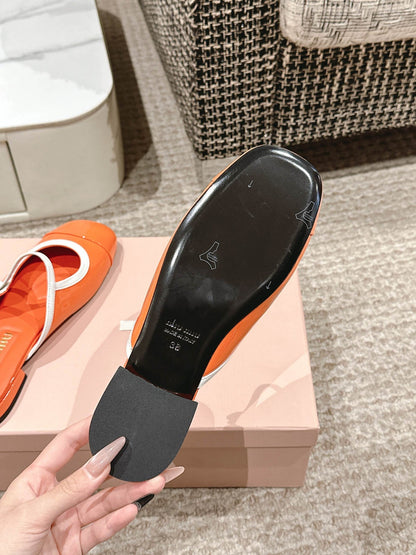 FLAT MULE IN VIVID ORANGE PATENT CALFSKIN