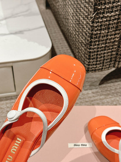 FLAT MULE IN VIVID ORANGE PATENT CALFSKIN
