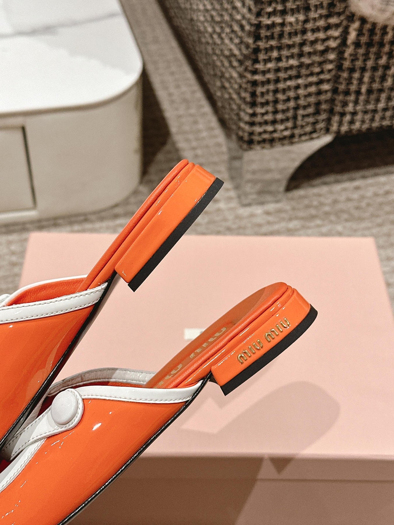 FLAT MULE IN VIVID ORANGE PATENT CALFSKIN
