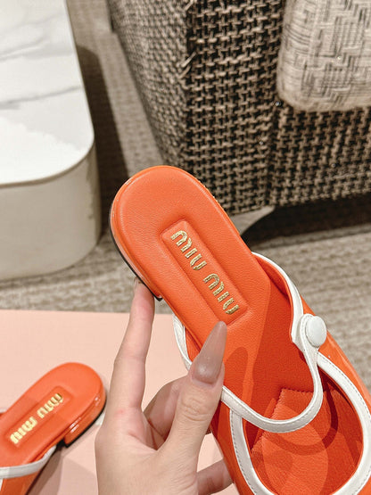 FLAT MULE IN VIVID ORANGE PATENT CALFSKIN