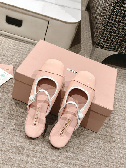 FLAT MULE IN PALE PINK PATENT CALFSKIN